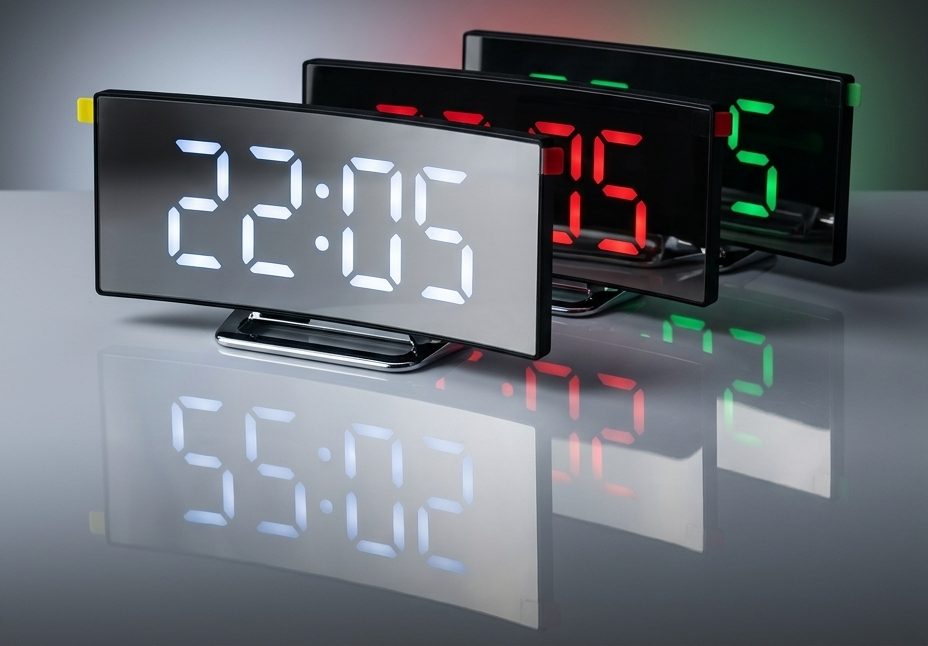 Curved Mirror Desk Clock